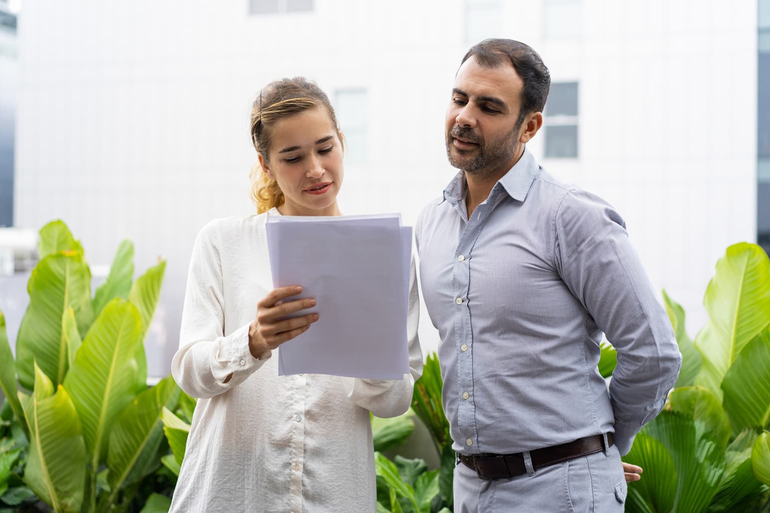 Comparaison de devis photovoltaïques sur table de travail
