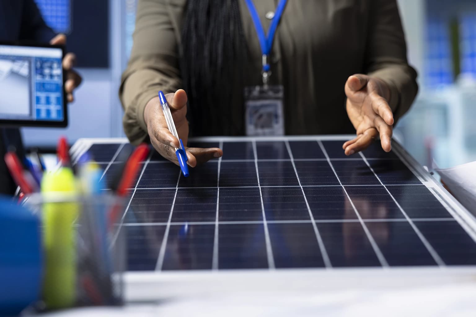 Personne montrant un panneau solaire, discussion sur le dimensionnement adapté